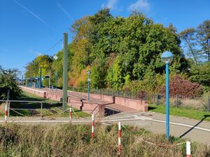 Blick auf den östlichen Zugang der Haltestelle Altenhagen, im Hintergrund erstreckt sich der Bahnsteig.
