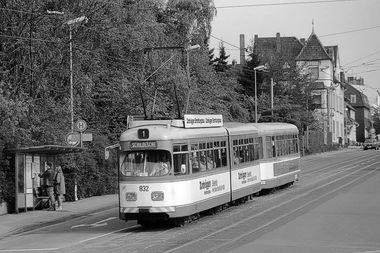 832 08.05.1983 Bielefeld-Brackwede, Hauptstrasse, Haltestelle Brackwede Bahnhof.jpg