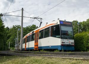 M8D 588 am 25.05.2022 als Linie 1 Richtung Schildesche im Einstieg der Endhaltestelle Senne.