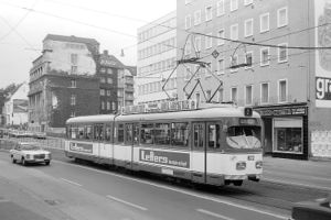 GT6 822 am 02.10.1981 als Linie 2 Richtung Sieker an der Haltestelle Berliner Straße.