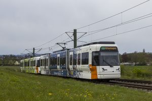 Eine Traktion bestehend aus zwei GTZ8-B (Vamos) 5003 und 5001 am 08.05.2021 auf der Linie 2 Richtung Altenhagen zwischen dem Endpunkt und der Haltestelle Buschbachtal