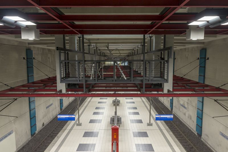 Datei:OET Blick vom Zwischengeschoss auf den Bahnsteig.jpg